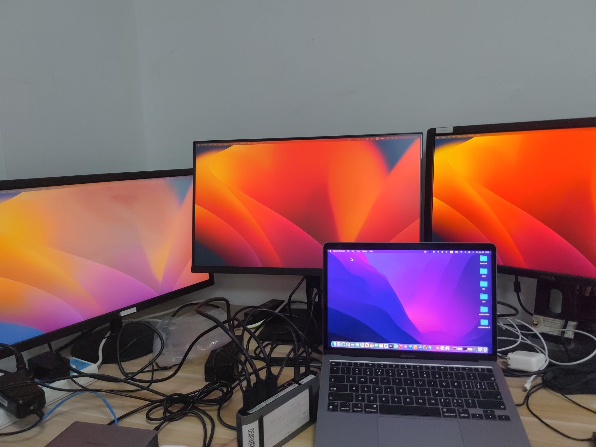I cannot use monitors when the laptop is connected to a Displaylink Docking Station with the laptop lid closed. How should I solve this problem?
